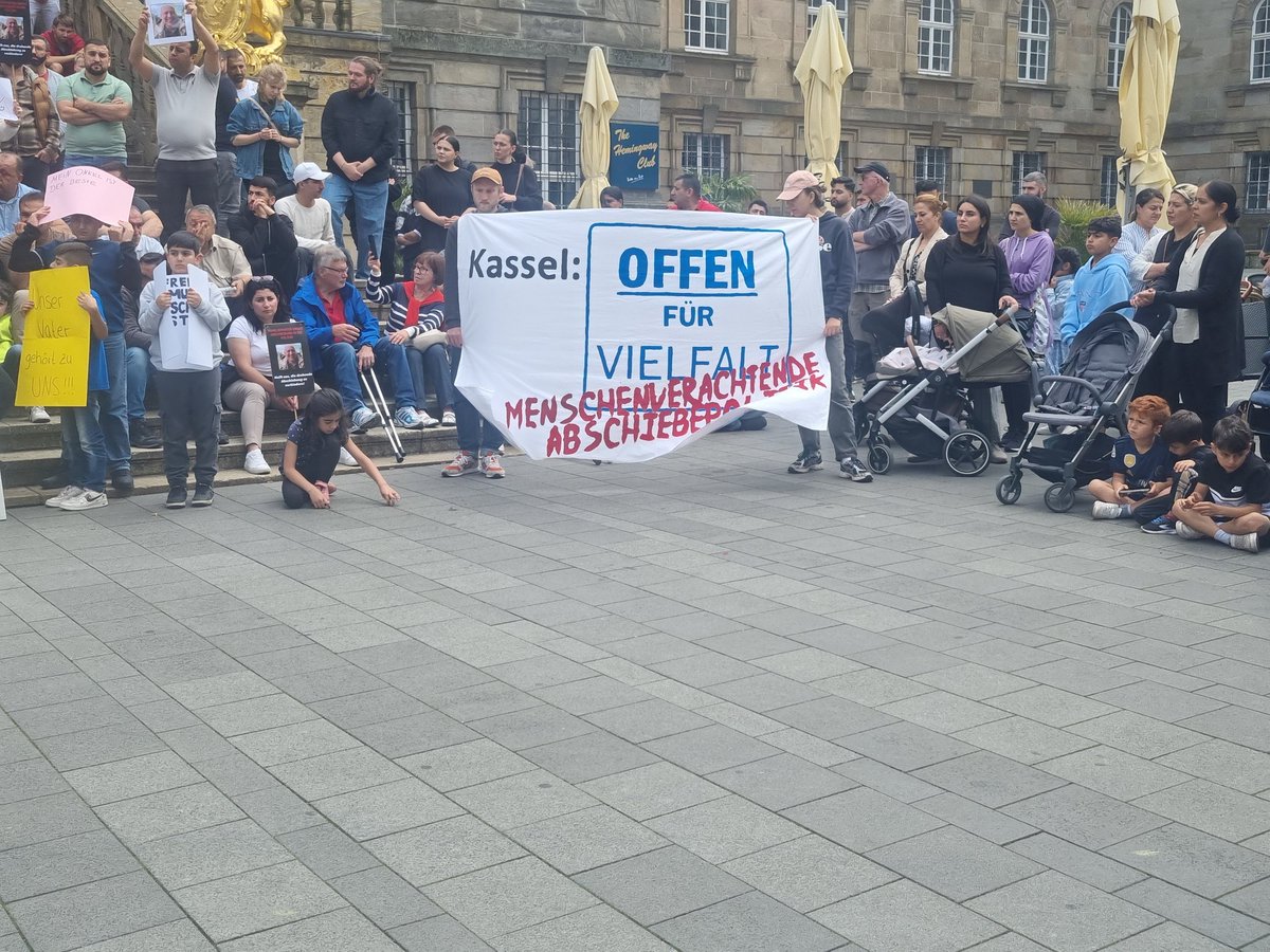 Aktuell sind mehrere hundert Menschen zum Rathaus - Kassel gekommen, wo auch die Ausländerbehörde ihren Sitz hat, um gegen die Abschiebung von Muhiddin Fidan zu demonstrieren!