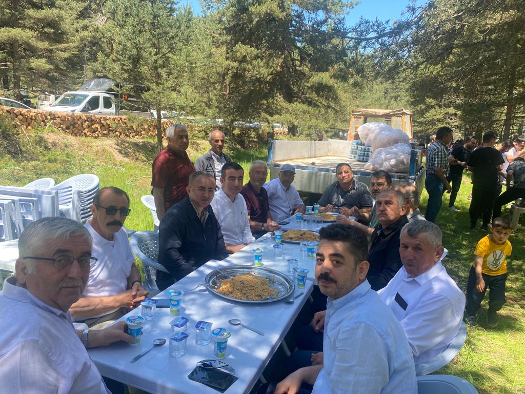 ycoskunyurek14's tweet photo. 1-İlçe Başkanımız Fehmi Çınar, Belediye Başkanımız Fatih Kavak, İl Genel Meclis üyesi Hüseyin Özçelik, İsmail Akman ile birlikte #Gerenözü Yaylası, #Kozyaka-Ekiciler Yaylası ve #Kızık Yaylasında gerçekleştirilen #hacet #bayramlarında köy sakinlerimizle güzel bir gün geçirdik. https://t.co/NNt4CWitRz