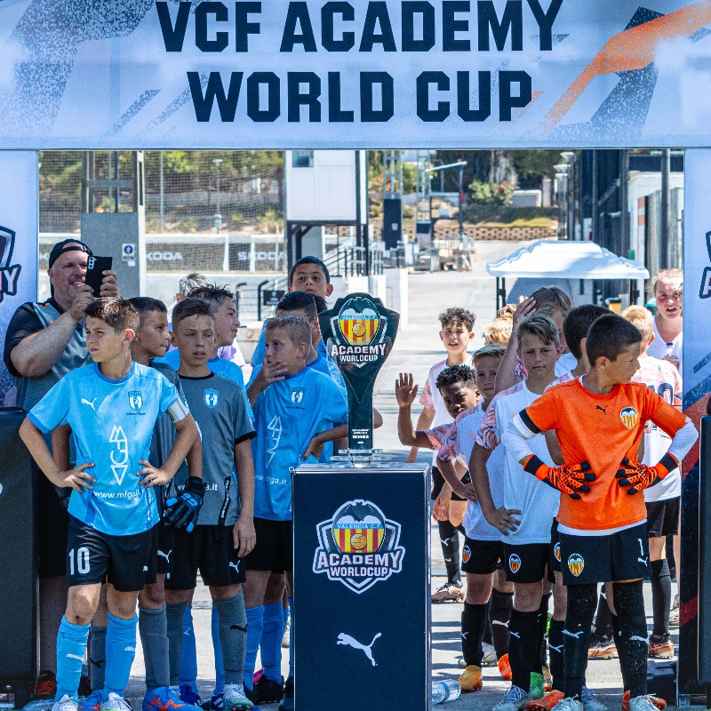 Academia_VCF's tweet photo. ๐ ๐๐ ๐ฉ๐๐ ๐๐ฐ๐ฎ๐ฑ๐ฒ๐บ๐ ๐ช๐ผ๐ฟ๐น๐ฑ ๐๐๐ฝ
๐ Una Gran ๐๐๐ก๐๐ llena de emociones
๐ Victoria 3โฃ-2โฃ de la Polisportiva Bruinese ๐ฎ๐น sobre VCF Camps Holland & Belgium ๐ณ๐ฑ๐ง๐ช
#VCFWorldCup #ADNVCF
