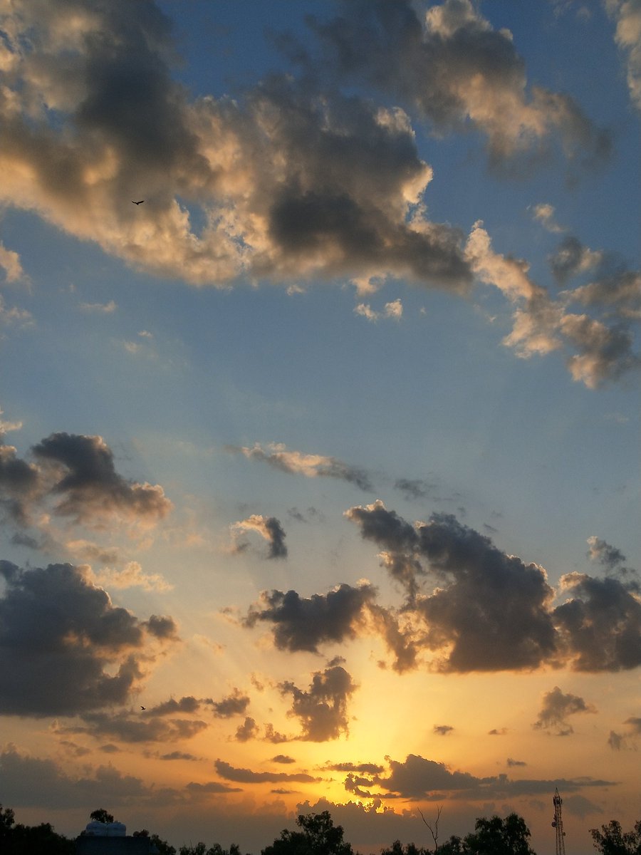 poohthebear0's tweet image. drop some pretty sky media