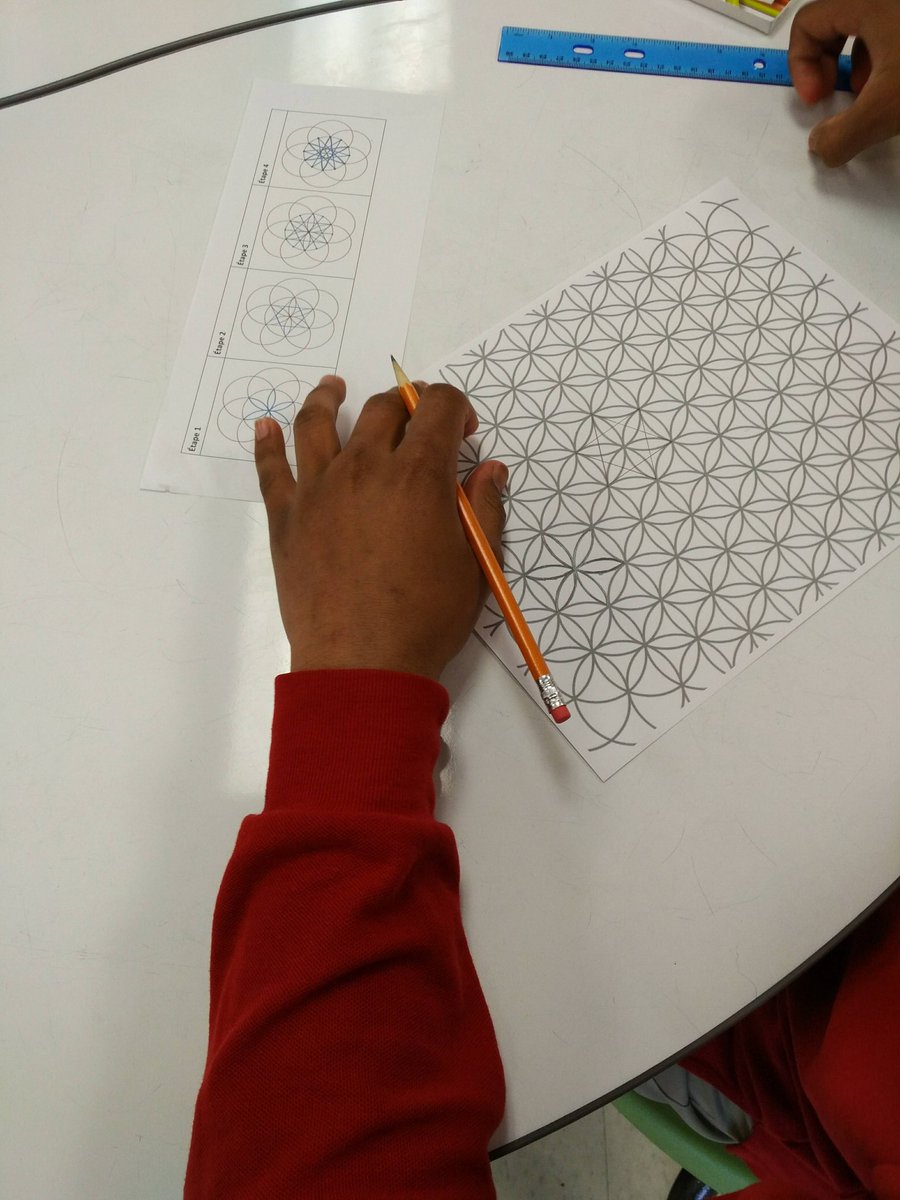 Pierre_Tranche's tweet photo. A number of years ago my colleagues and I had the opportunity to explore the intersection of Islamic art and mathematics. I discovered that circles are the underpinning element.
#Mathphoto23 #Mathinme #Mathsenmoi https://t.co/RdsnEAqW0S