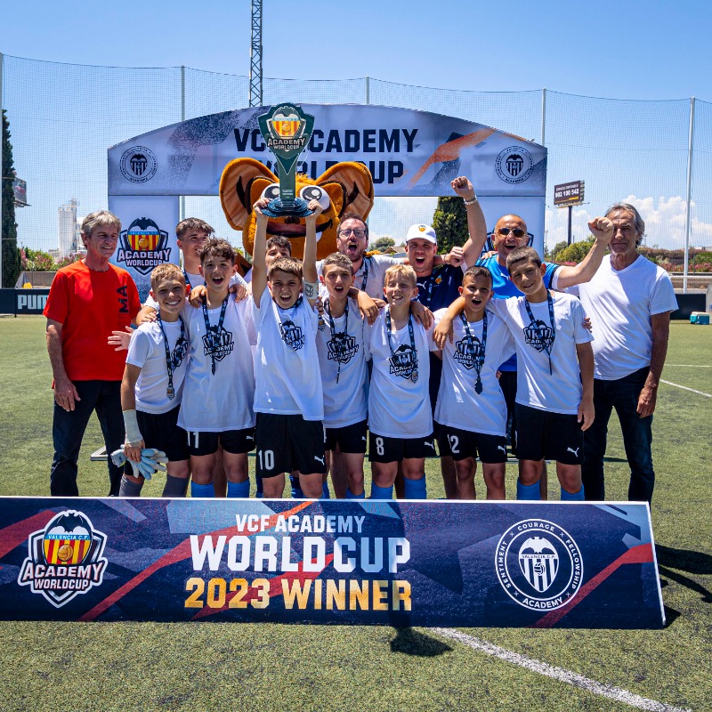 Academia_VCF's tweet photo. ๐ ๐๐ ๐ฉ๐๐ ๐๐ฐ๐ฎ๐ฑ๐ฒ๐บ๐ ๐ช๐ผ๐ฟ๐น๐ฑ ๐๐๐ฝ
๐ Una Gran ๐๐๐ก๐๐ llena de emociones
๐ Victoria 3โฃ-2โฃ de la Polisportiva Bruinese ๐ฎ๐น sobre VCF Camps Holland & Belgium ๐ณ๐ฑ๐ง๐ช
#VCFWorldCup #ADNVCF
