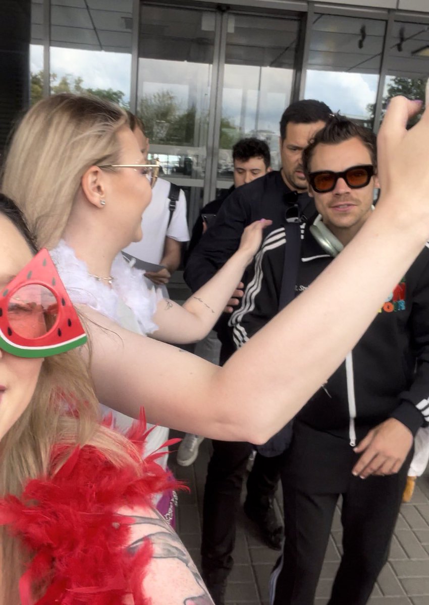 hsdaily's tweet photo. Harry in Warsaw, Poland with fans today - 2 July (via @luvmynihoran) https://t.co/gSWKoe5Z86