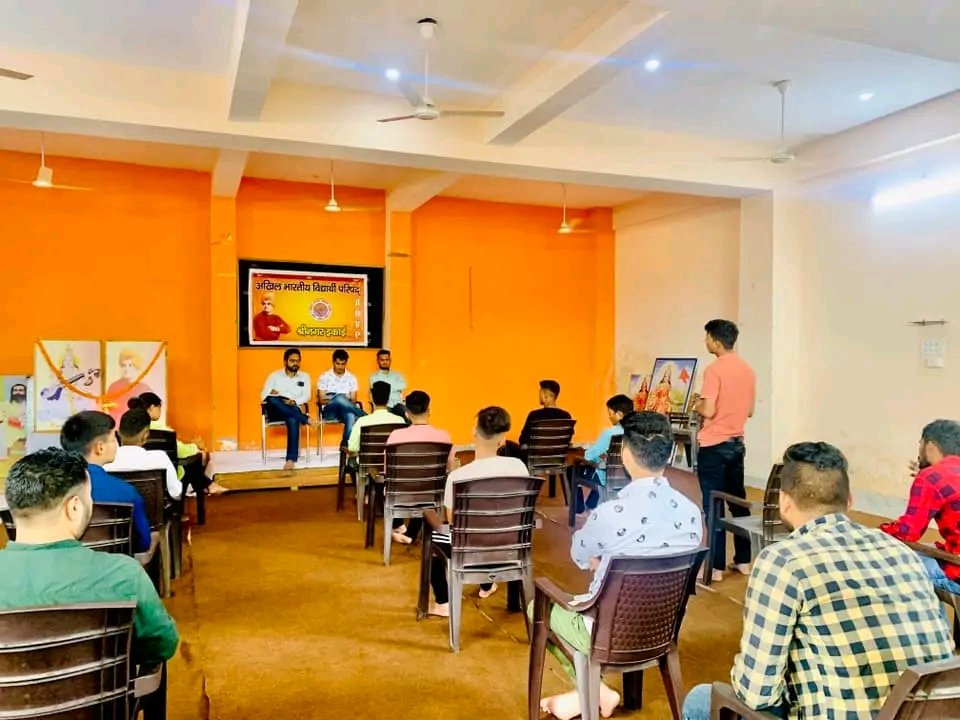 Tusharsinghshah's tweet photo. 9 जुलाई #ABVP स्थापना दिवस कार्यक्रम हेतु श्रीनगर नगर इकाई कार्यकारिणी बैठक....
@VikramFarshwan 
@KandariRitanshu 
@ShashwatABVP https://t.co/J55cP2fwOM