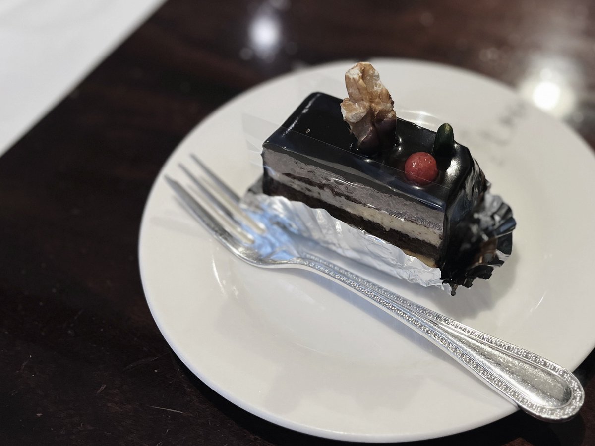 meiku03's tweet photo. デザインがいちいち可愛らしくてときめき止まらず…しろたえさんの喫茶では2個頼むのがツウみたい、たぶん(皆さん2個頼んでいた)お酒のほんのり効いたつやんつやんのショコラノワも甘すぎずおいしかったなあ https://t.co/fdbRWkKQhI