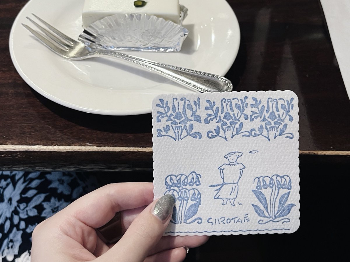 meiku03's tweet photo. デザインがいちいち可愛らしくてときめき止まらず…しろたえさんの喫茶では2個頼むのがツウみたい、たぶん(皆さん2個頼んでいた)お酒のほんのり効いたつやんつやんのショコラノワも甘すぎずおいしかったなあ https://t.co/fdbRWkKQhI