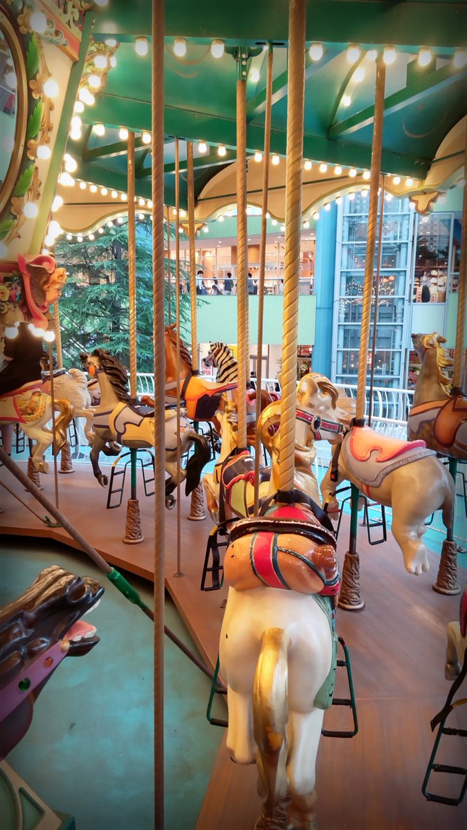 kyrie_kan's tweet photo. イマーシブシアター「黄昏のまほろば遊園地」に参加してきました。た、楽しかった。とても楽しかった。でしゃばりなので、たくさんたくさん発言して、物語に没入してきた。魅力的なパズルのピースたちを拾い集めて辿り着く終焉。まだ、カルーセルのようにグルグルしている。 https://t.co/mWzEONxLGr
