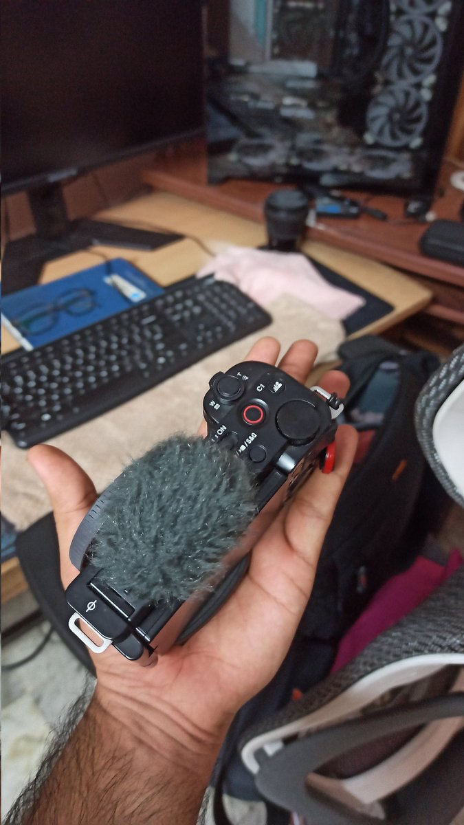 harpreet9497's tweet photo. @dhwaniibhatt Go for Sony zve-10, chota packet bada dhamaka. https://t.co/h5BZFpwc24