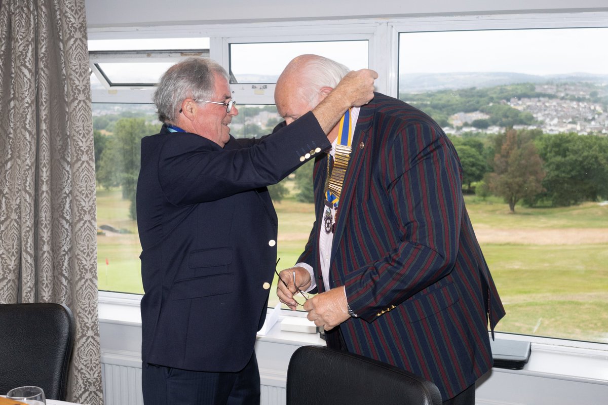 PontRotary's tweet photo. Pontllanfraith Rotary Past President David Curtis hands over the Chain of Office to incoming President Ray Bevan. https://t.co/cnUUOLK6fD