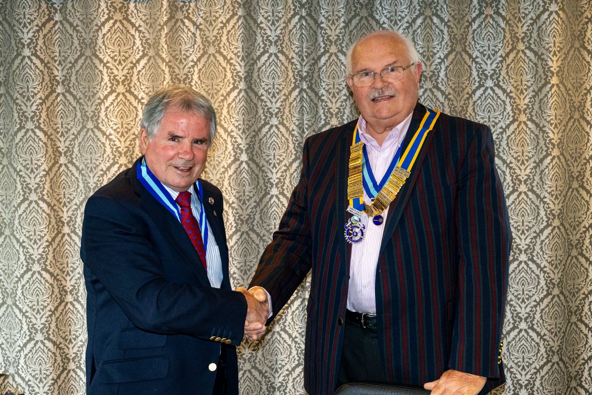 PontRotary's tweet photo. Pontllanfraith Rotary Past President David Curtis hands over the Chain of Office to incoming President Ray Bevan. https://t.co/cnUUOLK6fD