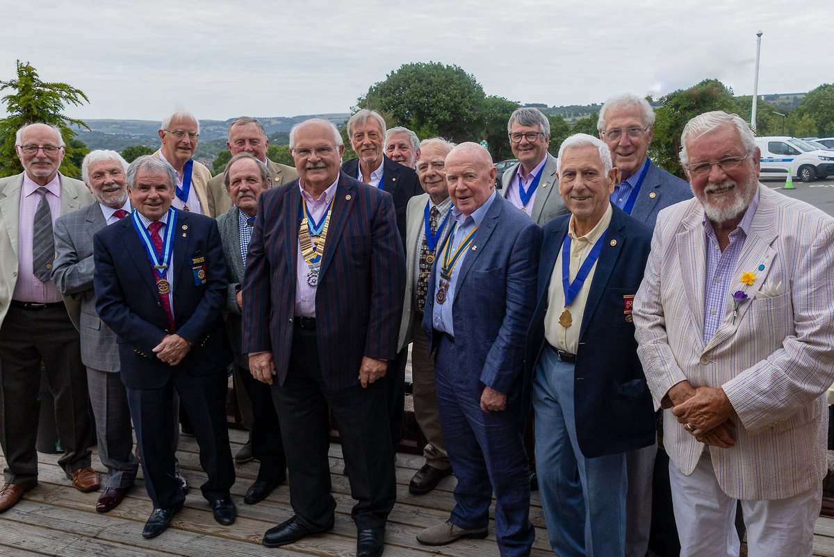 PontRotary's tweet photo. Pontllanfraith Rotary Past President David Curtis hands over the Chain of Office to incoming President Ray Bevan. https://t.co/cnUUOLK6fD