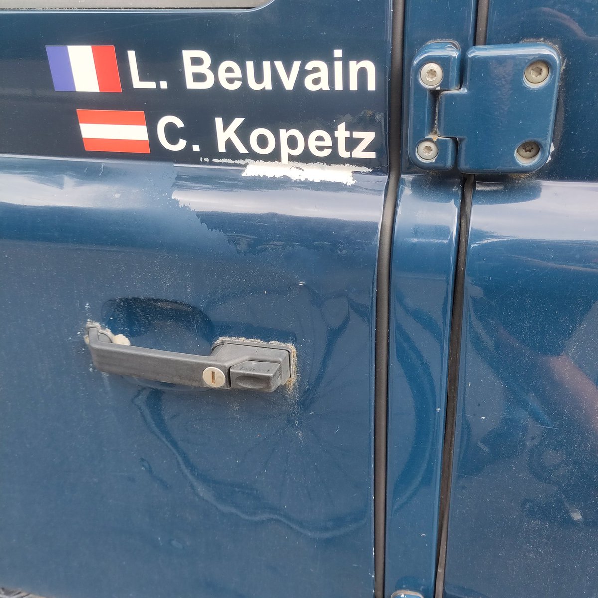 schreibgarten's tweet photo. Winti ist für mich eine Platte von Züri West; Peter Stamm, der eine Weile keine Fotos macht und der Karikaturist @RuediWidmer. Was ist es für dich? #Interaktion #Metadata #Bildwitz #Bildquiz #mindthebots #livemusik @StadtWinterthur 👇🌞🤍💔💙🦩🎈🏓🌪️🌍 https://t.co/QsKvD8pzGc