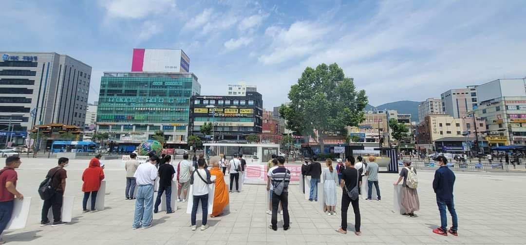 Smo_DAUNG's tweet photo. Scenes from an anti-dictatorship movement led by Daegu Sayadaw in Osan,South Korea today.  #2023Jul2Coup #WarCrimesOfJunta #WhatsHappeningInMyanmar https://t.co/lrw5xuZbDw