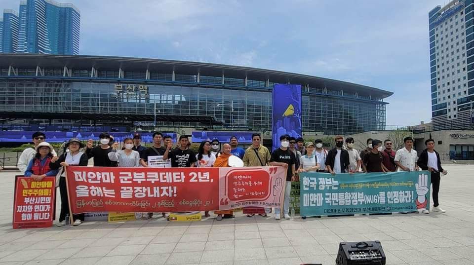 Smo_DAUNG's tweet photo. Scenes from an anti-dictatorship movement led by Daegu Sayadaw in Osan,South Korea today.  #2023Jul2Coup #WarCrimesOfJunta #WhatsHappeningInMyanmar https://t.co/lrw5xuZbDw
