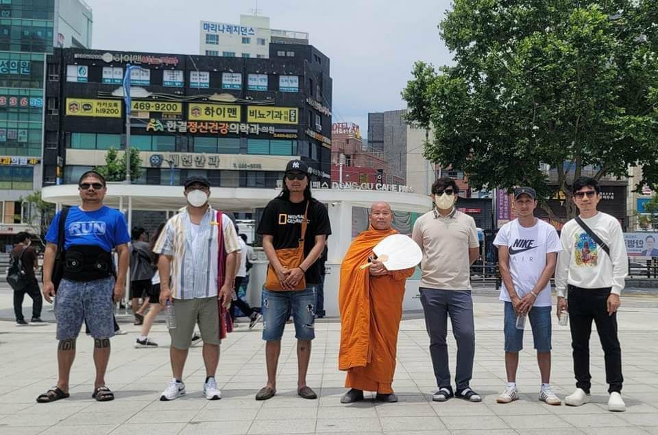 Smo_DAUNG's tweet photo. Scenes from an anti-dictatorship movement led by Daegu Sayadaw in Osan,South Korea today.  #2023Jul2Coup #WarCrimesOfJunta #WhatsHappeningInMyanmar https://t.co/lrw5xuZbDw