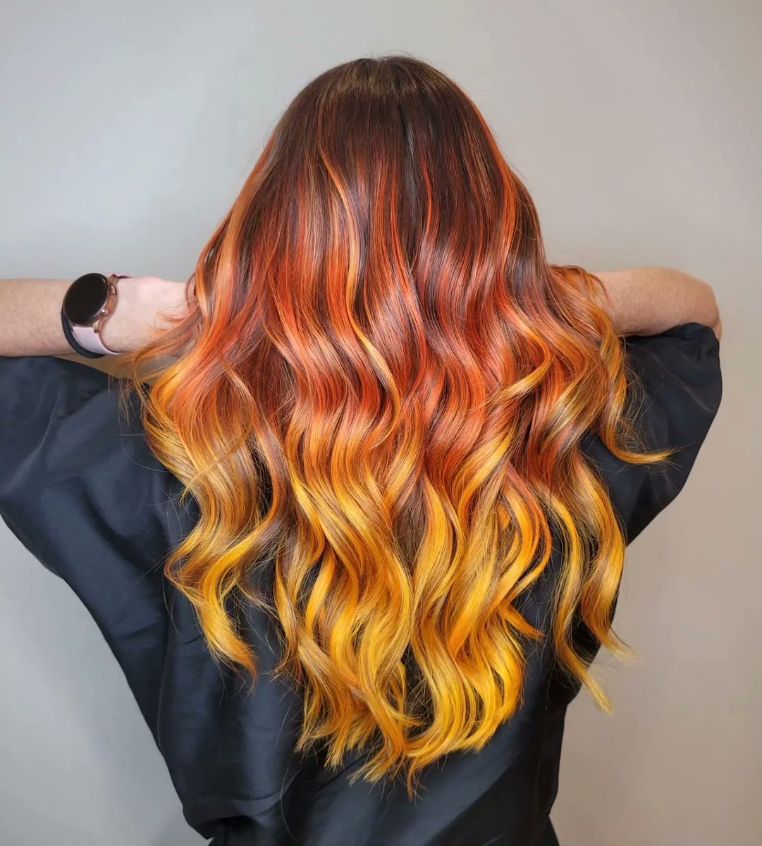 HeadlinesStyle's tweet image. This girl is on fire! Colour by @leahschair

#yeghair #yegsalon #longhair #hairgoals #albertastylist #albertahair #hairoftheday #hairlove #yeg #780 #yeghair #yeghairstylist #edmontonhair #edmontonhairstylist #haircolour #yegcolour #yeglocal #yegcolourist #manulifeplace #balayage