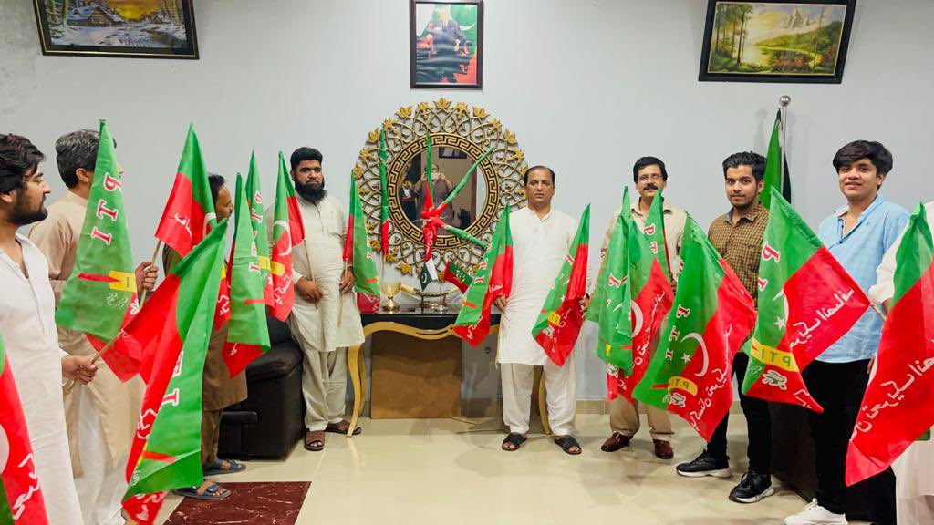 PTIOfficialMTN's tweet photo. پاکستان تحریک انصاف کے صوبائی رہنما چوہدری افتخار احمد بٹر پی پی 135 شیخوپورہ نے اپنے ڈیرہ نارنگ منڈی میں شاندار جھنڈا لہراؤ پروگرام کا انعقاد کیا۔

الحمداللہ #پی_ٹی_آئی_جھنڈا_لگاؤ_مہم کو کامیاب بنانے کیلئے ہر گھر، گلی، کوچے میں لوگ زبردست ردعمل دے رہے ہیں https://t.co/AYTOBh1f5S