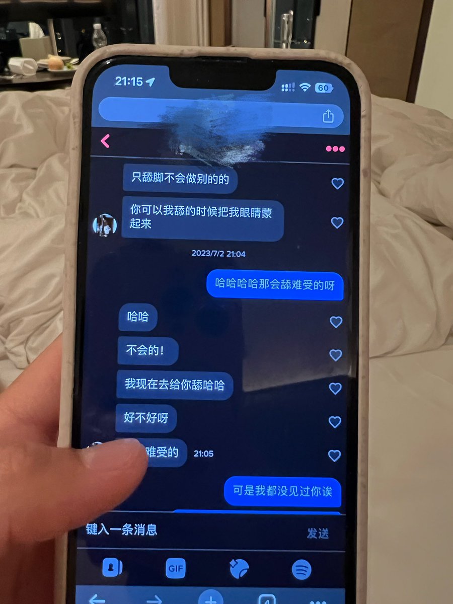 Beeruscouple's tweet photo. 来长沙玩耍 女友Tinder临时约了个单男来舔脚 正在抓紧补妆🫣🫣 https://t.co/2ljgMsDa1B