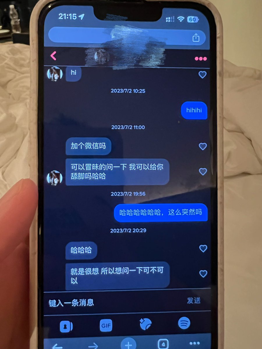 Beeruscouple's tweet photo. 来长沙玩耍 女友Tinder临时约了个单男来舔脚 正在抓紧补妆🫣🫣 https://t.co/2ljgMsDa1B
