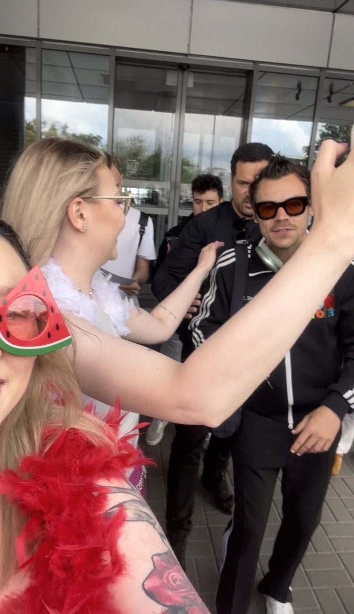 TheHarryNews's tweet photo. Harry meeting fans in Poland today! (Via luvmynihoran) https://t.co/Ii4semPDZL