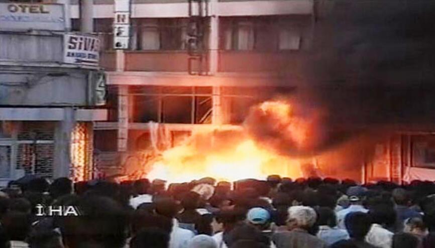 taumeclis's tweet photo. 30 yıl önce bugün, Madımak'ta, tarihin en utanç verici günlerinden biri yaşandı. Semah dönen çocuklar, müzisyenler ve aydınlar, yobazlar tarafından vahşice katledildi. Yananları da, yakanları da, azmettirenleri de tanıyoruz.

#unutMADIMAKlımda https://t.co/vSP5RPQrBD