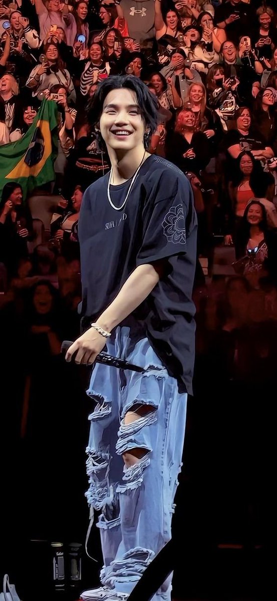Ainss que he visto por ahi a #Suga en el bodorrio de su hermanico 🥰🥰🥰 más guapo dando un discurso... (espero que este hermano y su esposa sean más discretos que otros que yo me se🙄) No comparto por se una celebración privada