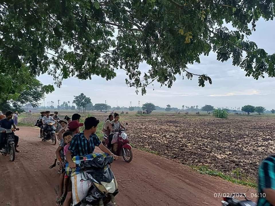Smo_DAUNG's tweet photo. Military troops tortured and shot an elderly man at his thigh in their raid to 2 villages of KhinOo tsp this morning. Over 4000 locals had to flee in fear.  #2023Jul2Coup #WarCrimesOfJunta #WhatsHappeningInMyanmar https://t.co/YrGjyHJy3u