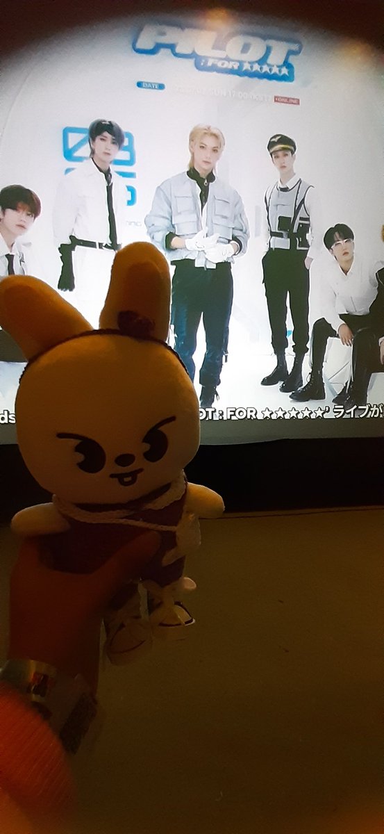 TreeYane's tweet photo. Nonton bareng fanmeeting online @Stray_Kids 
Terima kasih buat @straykids_yk yang sudah menyelenggarakan acaranya 😍
First time ini bocil skzoo-ku ikut nobar 🤣
#PILOT_FOR_5_STAR
 #straykidsfanmeeting
#SKZ_3RD_FANMEETING 
#YouMakeStraykidsStay 
#StrayKids https://t.co/dHfDGZvv4v