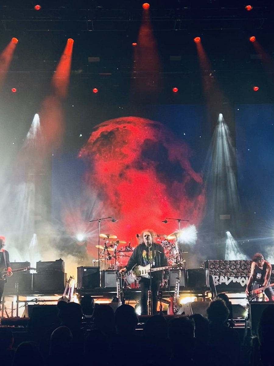 maujv's tweet photo. ¿Cómo se hace para superar un concierto de The Cure? https://t.co/4Xbq4MtF4U