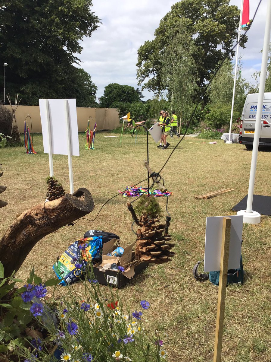 Just finished setting up Pipers Corner Gardening Club’s bug barrel <a href="/RHS/">Russell Smith 🤙</a> Hampton Court. Thank you so much to <a href="/PipersArts/">Pipers Arts</a> for helping us with our green men. As always I am overwhelmed by the fantastic creativity and skills of the prep students #chilterns #forestschool <a href="/PipersPrep/">Pipers Prep Dept</a>