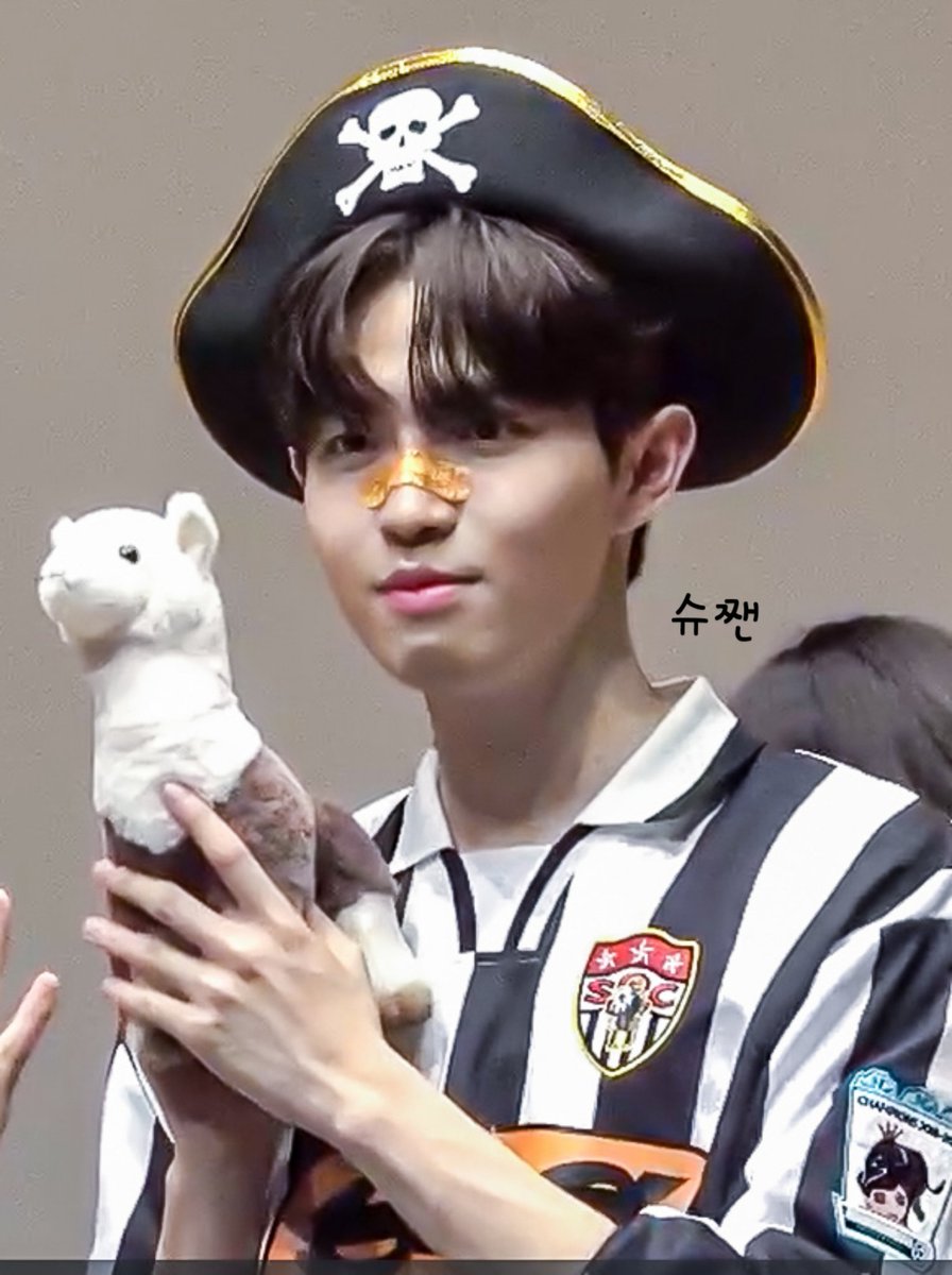 jaehwan_sunbang's tweet photo. #김재환 #kimjaehwan 
늦은 팬싸후기
230630 후즈팬팬싸
존잘남보고 정줄 놓고 알파카보고 낙타라고 개드립 시전
🐶ㅇㅇ누우나??
🍃네네(이름불리고 정줄 놓음)
재환아 얘는 다이어트를 너무해서 혹이 없어진 낙타예요. 우리 재환이는 얘처럼 되지말고 맛난거 먹고 만두소 꽉꽉 채워줘요.
🐶미소 https://t.co/61h6hSrDjO