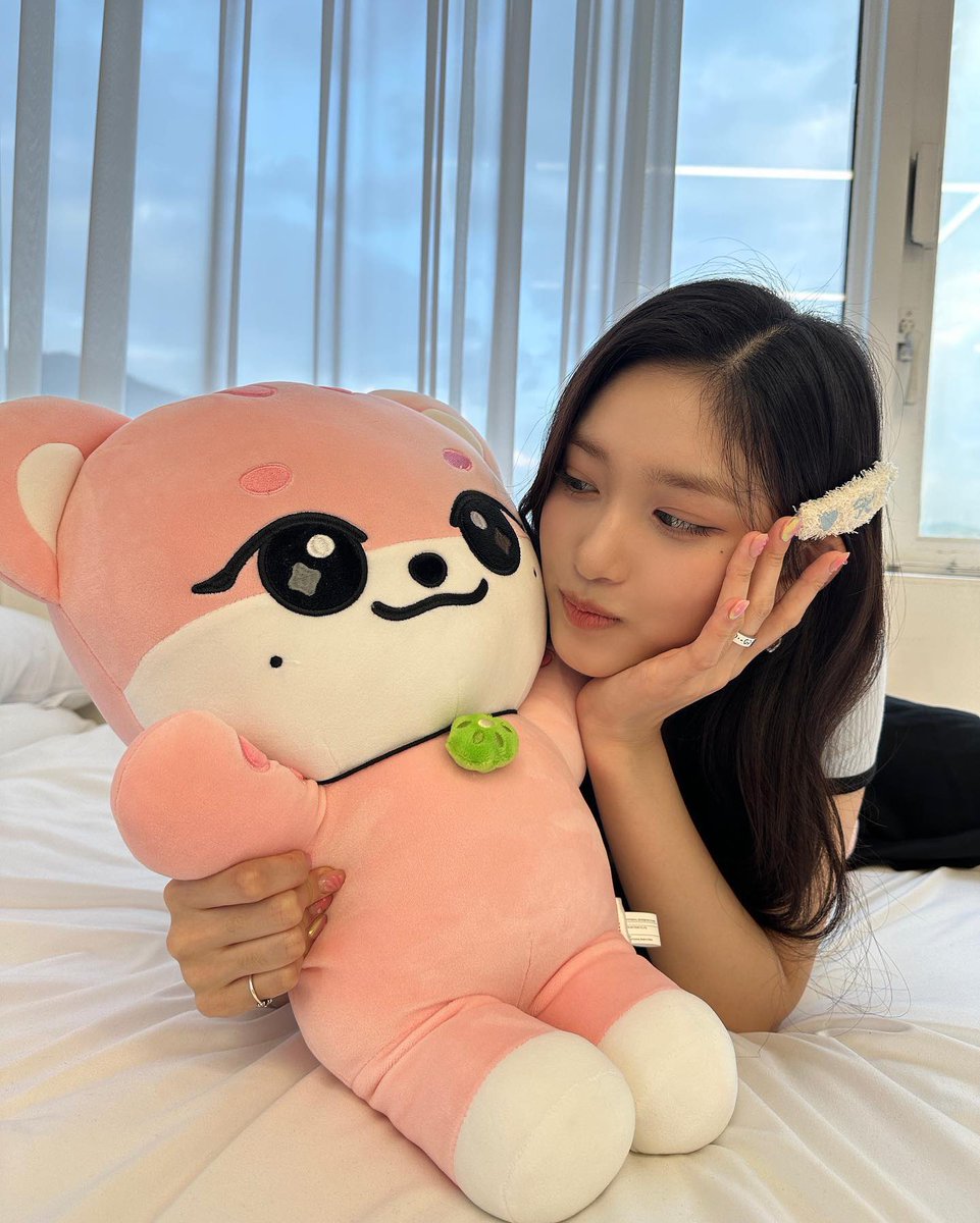 ivepics_'s tweet photo. ivestarship instagram update with LEESEO https://t.co/9VHRgFWQWB