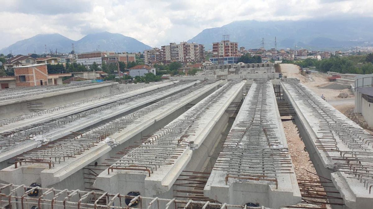 erionveliaj's tweet photo. 🏗️ 👷‍♀️👷🏼Në Unazën Verilindore Loti 2, ka filluar montimi i trarëve ku tashmë janë vendosur 24 trarë dhe pritet që këto punime të përfundojnë brenda muajit korrik✅.

#VetëmPërpara➡️ https://t.co/3Ke4piaC9a