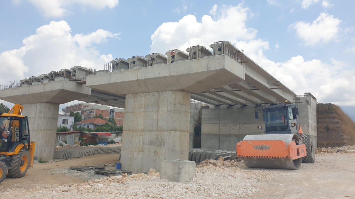erionveliaj's tweet photo. 🏗️ 👷‍♀️👷🏼Në Unazën Verilindore Loti 2, ka filluar montimi i trarëve ku tashmë janë vendosur 24 trarë dhe pritet që këto punime të përfundojnë brenda muajit korrik✅.

#VetëmPërpara➡️ https://t.co/3Ke4piaC9a