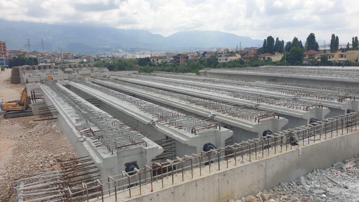 erionveliaj's tweet photo. 🏗️ 👷‍♀️👷🏼Në Unazën Verilindore Loti 2, ka filluar montimi i trarëve ku tashmë janë vendosur 24 trarë dhe pritet që këto punime të përfundojnë brenda muajit korrik✅.

#VetëmPërpara➡️ https://t.co/3Ke4piaC9a