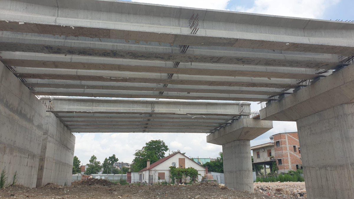 erionveliaj's tweet photo. 🏗️ 👷‍♀️👷🏼Në Unazën Verilindore Loti 2, ka filluar montimi i trarëve ku tashmë janë vendosur 24 trarë dhe pritet që këto punime të përfundojnë brenda muajit korrik✅.

#VetëmPërpara➡️ https://t.co/3Ke4piaC9a