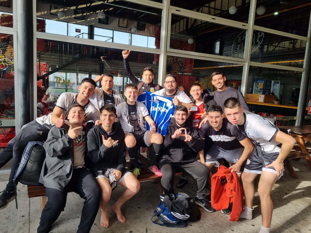 GANOOOOO ALL BOYS LAT!

El equipo del <a href="/GallegoVeloso/">Patria Alfarista</a> venció por 3-1 en penales luego de empatar 1-1 frente a <a href="/GodoyCruzLAT/">Godoy Cruz LAT</a> y pasó a cuartos de final.

#VamosAlbo⚪⚫