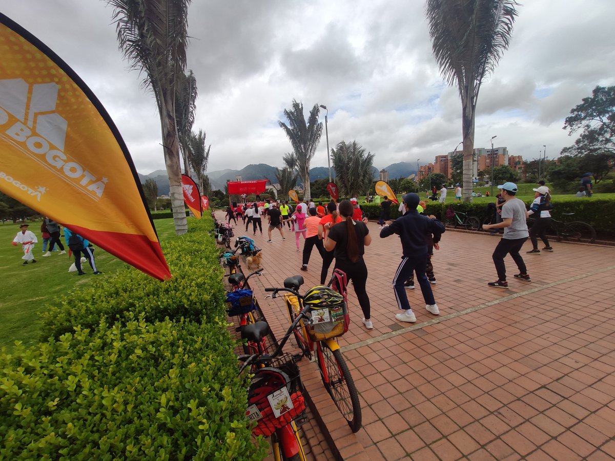 voybogota's tweet photo. ¡Bicivuelton con todo el sabor! 
🚴‍♂️🚴‍♀️🚴🚴‍♀️
Desayuno, postre, rodada, carreritas, parques, lagos, ciclovía y baile! 🎼
Flow Caleño! 😊💯

#parquesimonbolivar #bogota #biliotecavirgiliobarco #VoyBogota #ViajoaBogota #bicitours https://t.co/Gy9CxWXDUi