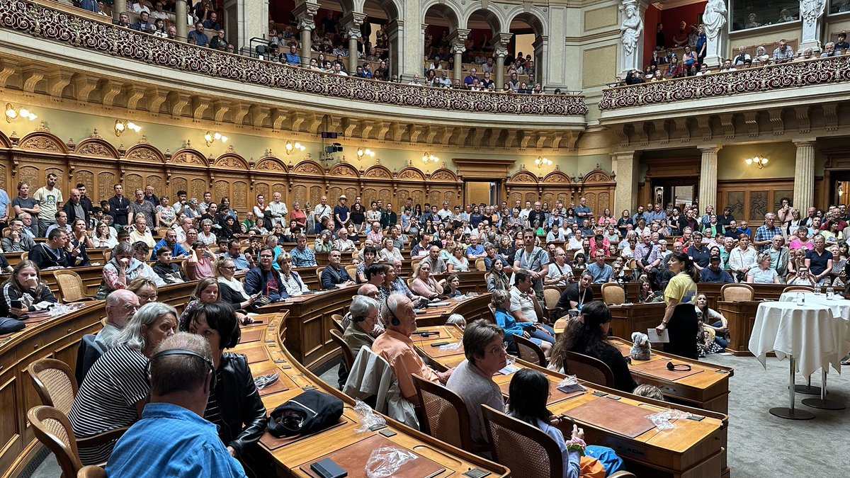 alain_berset's tweet photo. Pour fêter les #175ansCst, le @ParlCH et l’administration ouvrent leurs portes, l’@EDI_DFI aussi🎈🥳 Un anniversaire important, une fête populaire et un débat un peu spécial au Palais fédéral avec la population, @B_Haeberli et @michaelelsener 😊 https://t.co/NJ4HzskULj