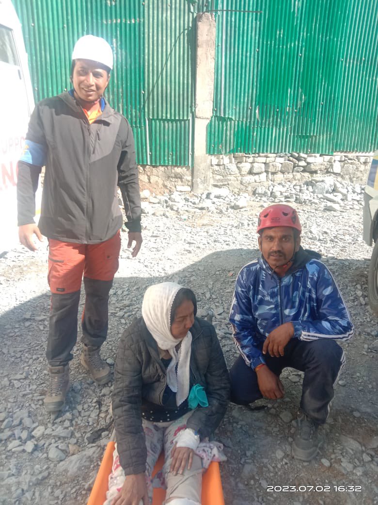 Shri Amarnath Ji Yatra, Day-2. Mountain Rescue Team #MRT of Srinagar Sector #CRPF rescues a lady from Gujarat while she fell down near #Brarimarg. #MRT promptly rushed her to #Baltal base camp where she was treated for a fractured leg. 
 #SANJY2023 @JKZone #RapidActionForce