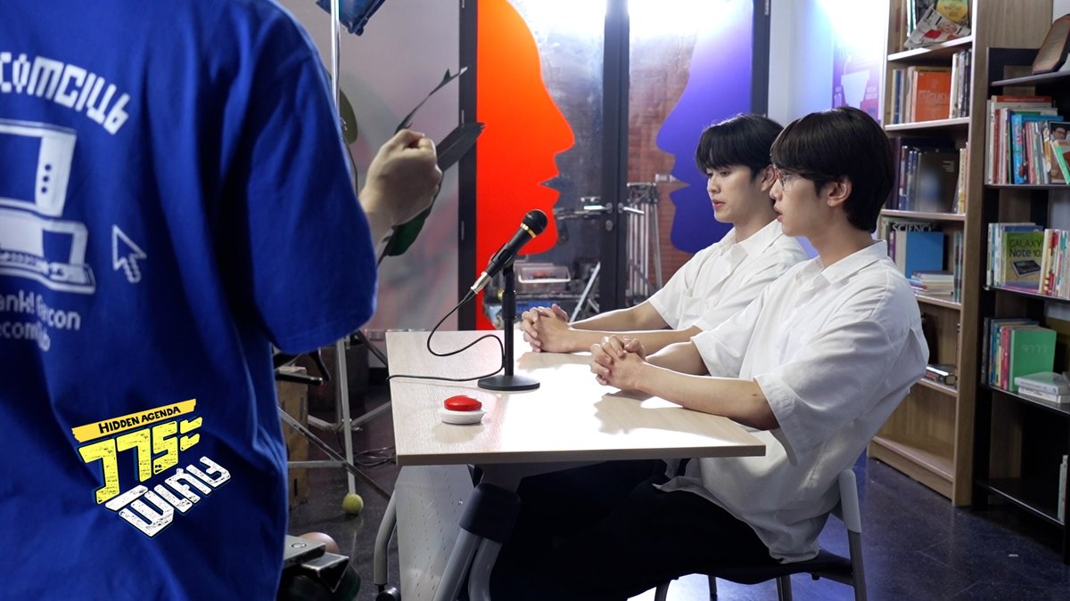 GMMTV's tweet photo. รอดูการโต้วาทีในเรื่องอยู่นะ
โจ๊กกับโซ่เขาน่าจะสู้กันสนุกเลย! 🤭

YT Link [3/4] : https://t.co/DDOnVfLIwZ
#HiddenAgendaSpecialEP #GMMTV 
@ChenRcj @dunknatachai @besevboom @plapodd https://t.co/aEIublfgPz