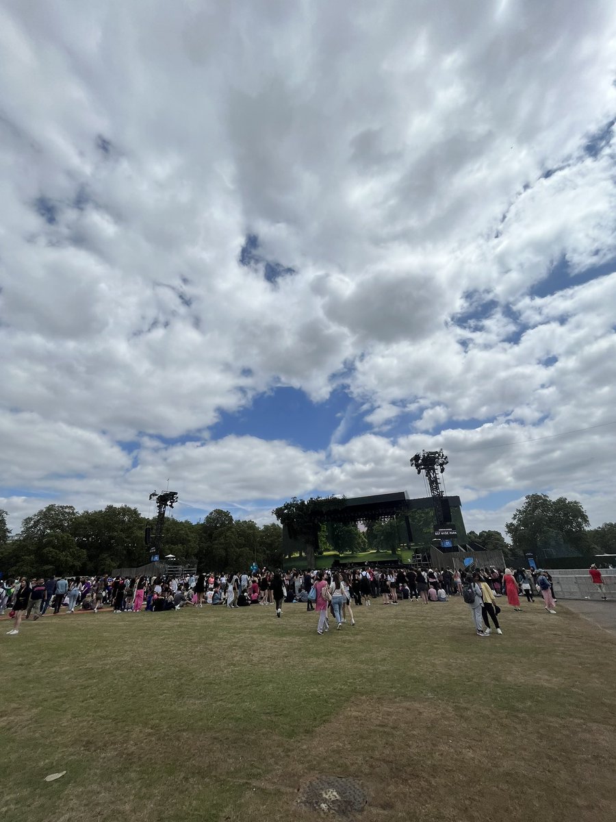 Sky80346914's tweet photo. Finally here to see Jennie after 3 years of stanning her 🥹
JENNIEHEADLINESBST
#JENNIEatBSTHydePark https://t.co/ugXq71j7gB
