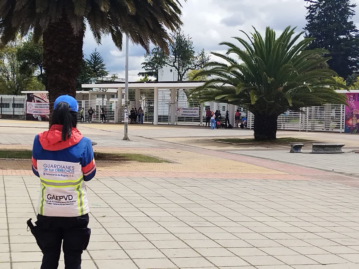 personeriabta's tweet photo. Desde temprano nuestros guardianes del #GAEPVD hacen presencia en los diferentes puntos de encuentro donde iniciará la marcha para conmemorar la comunidad LGBTIQ + 🏳️‍🌈.

¡En garantía y protección de derechos, estaremos acompañando el desarrollo de toda la jornada! https://t.co/2c5bgAW1fo
