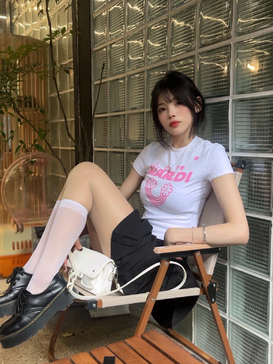 hsmgsb's tweet photo. 太骚了，明明是这么清新裙子，硬是被这贱货穿出了反差淫荡感！再配合肉丝白袜，真想边操她骚逼边舔她丝袜腿啊，最后再对着她母畜贱脸射精，不要太满足！
#意淫 #丝袜 #白袜 #盯射 #骚货 #辱骂 
更多图在专属群(只要18)，想加私我！ https://t.co/mx7R5chhqF