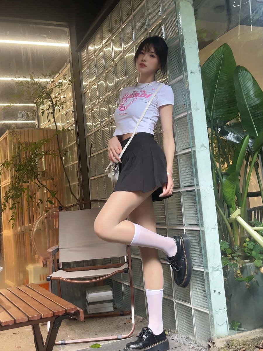 hsmgsb's tweet photo. 太骚了，明明是这么清新裙子，硬是被这贱货穿出了反差淫荡感！再配合肉丝白袜，真想边操她骚逼边舔她丝袜腿啊，最后再对着她母畜贱脸射精，不要太满足！
#意淫 #丝袜 #白袜 #盯射 #骚货 #辱骂 
更多图在专属群(只要18)，想加私我！ https://t.co/mx7R5chhqF