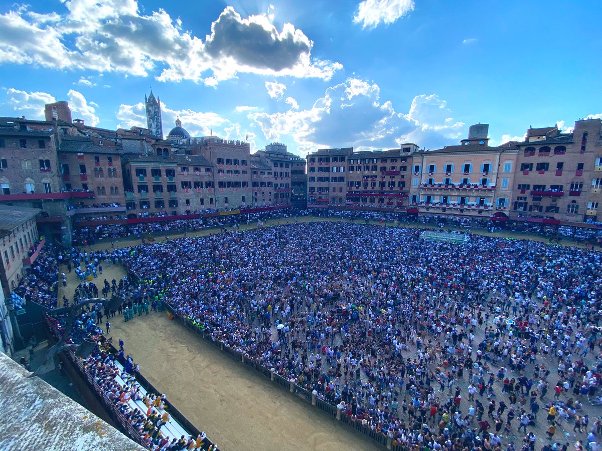 CrisDellAnna's tweet photo. #paliodisiena https://t.co/vrqFVhlBRF