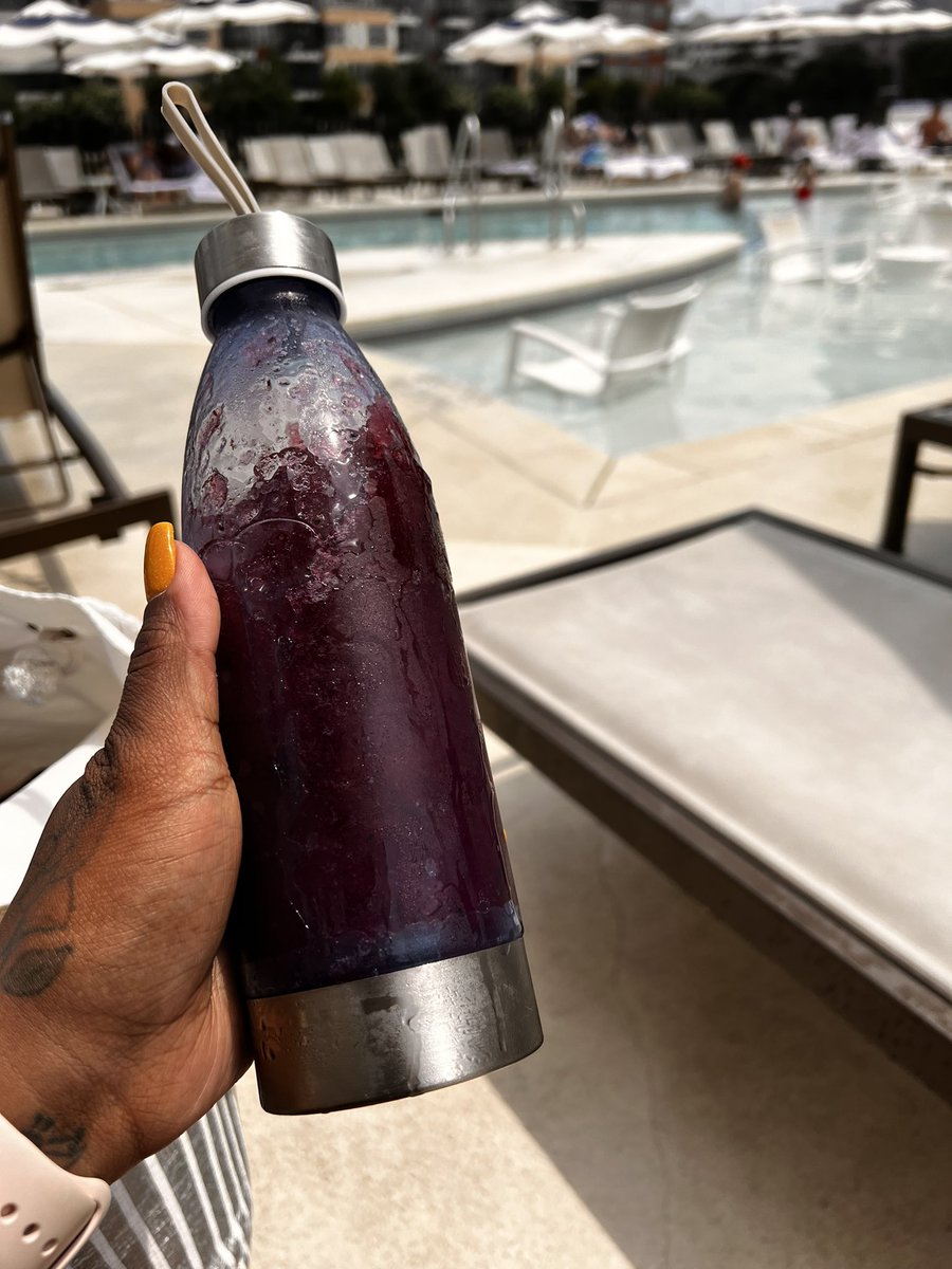 ComplicateDove's tweet photo. Perfect for a day at the pool!!!! #infusedlemonade #blueberrylemonade https://t.co/zr0HVX67Cj