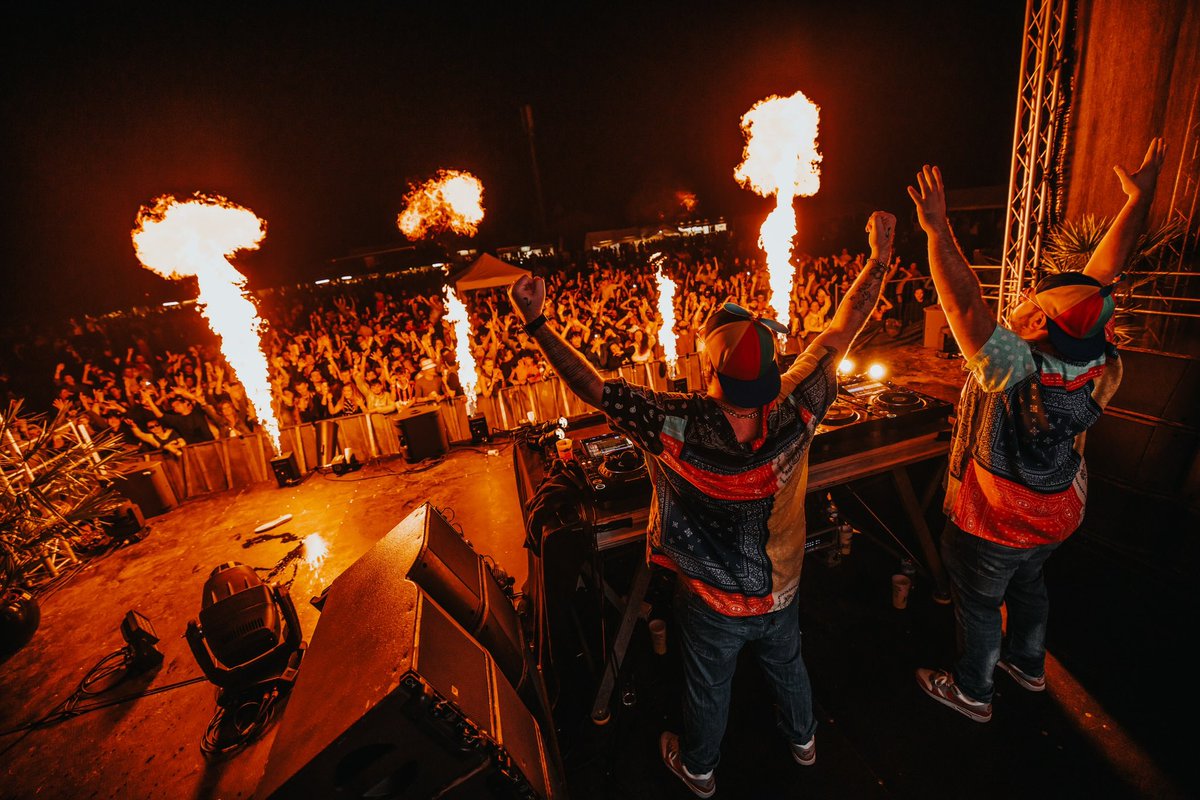 weareBellecour's tweet photo. Woooow, ce week-end de zinzin !!!! Un grand merci à @naturalGfrance et Pist'Ribil et à vous tous pour ces 2 festivals incroyables, quelle énergie !! Merci aux équipes pour l’accueil de ouf. On a pas beaucoup dormis mais qu’est-ce qu’on s’est marrés !! 😂❤️🔥 https://t.co/G8dVj0U3LW