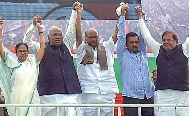 BJP4Delhi's tweet photo. केजरीवाल AAP ने जिस कांग्रेस के भ्रष्टाचार के खिलाफ आंदोलन कर राजनीति की शुरुआत कि उसी के गोद में जा बैठे। फिर जिन्हें भ्रष्ट बताया उनसे गले लगे !

एक बार भी शर्म नहीं आयी केजरीवाल जी? https://t.co/ZYF8coyjKn
