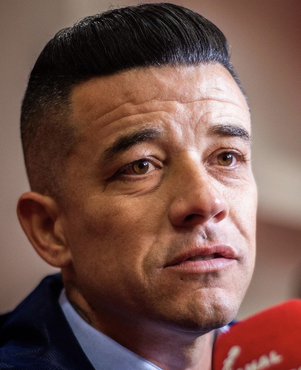 Ídolo cansou dos memes com os calvos 😂❤️. Mas falando sério, que absurdo o tratamento da gestão Barcellos com Dalessandro, um dos 3 maiores da nossa história junto com Fernandão e Falcão.